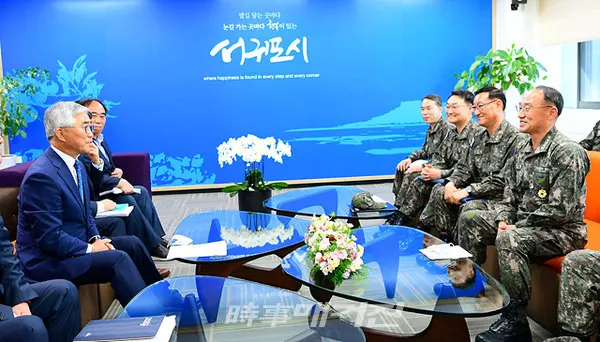 부석종 해군참모총장이 5월 20일 취임 후 처음으로 제주를 방문했다. 부 총장이 양윤경 서귀포시장과 간담회를 깆는 모습이다.(사진_해군)