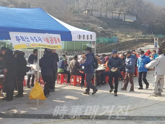 교방동 무학산 수도사 나눔공동체에서 비빔밤 무료급식을 펼치고 있다.(사진제공:창원시청)