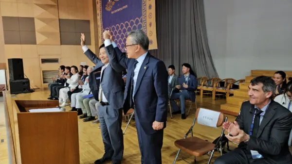 ITF 최중화 총재와 KTA 양진방 회장이 손을 맞잡고 있다.(사진_태권도 ONE 참피온쉽 조직위원회)