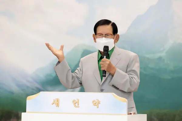 지난 13일_열린_온라인_세미나_'내가_본_계시록의_실상'에서_신천지예수교회_이만희_총회장이_강의하고 있다.(사진_신천지)