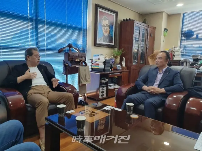 시사매거진 김길수 회장(좌)과 (사)삼보종합격투기 김장준 회장이 13일 시사매거진 본사에서 환담을 나누고 있다.(사진_시사매거진)