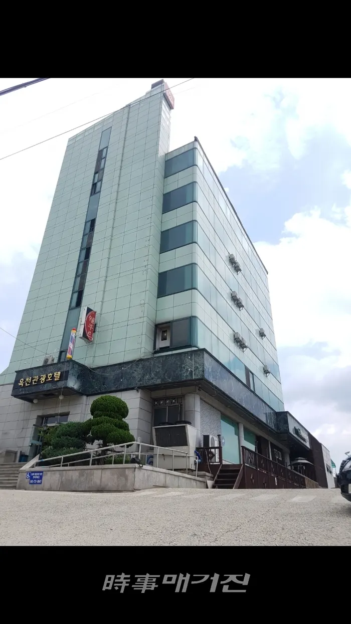 옥천군 유일의 호텔인 옥천관광호텔은 총 36개의 객실과 사우나와 연회장이 있어 기업행사나 가족 모임 등 다양한 행사를 치를 수 있는 곳으로 옥천을 방문하는 가족단위의 관광객들이 편안하게 머물다 갈 수 있다.