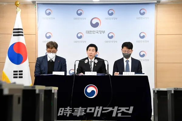 왼쪽부터 김언성 기획재정부 공공정책국장, 최상대 기획재정부 차관, 김윤상 기획재정부 재정관리관