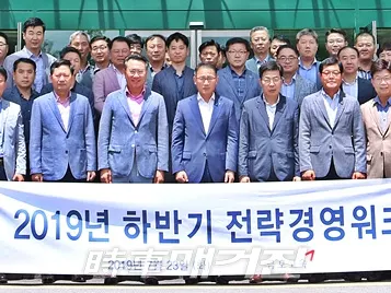 금호고속은 23일 전남 화순 금호리조트에서 임원과 팀장, 전국 권역장 등 40여 명의 임직원이 참석한 가운데 ‘2019년 하반기 전략경영워크샵’을 개최했다.(사진_금호고속)