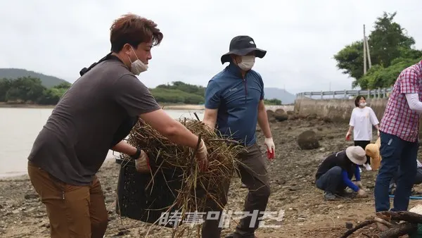 김원이 국회의원과 목포시 지역위원회 소속 시·도의원 및 청년위원회, 여성위원회 당원 등 30여 명이 11일 오전 목포 고하도 연안에서 최근 영산강 홍수로 목포 인근에 유입된 부유쓰레기 긴급 수거 활동을 하고 있다.(사진_김원이 의원실)