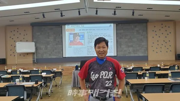 이만수 이사장이 강연을 하기 전 기념사진을 촬영하고 있다.(사진_헐크파운데이션)