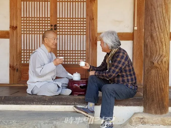 법현스님과의 인연은 10여 년 전으로 북경 칭화대 재직 시, 한 전시장에서 초대전시를 하는 중에 뜻밖에 일부러 찾아와서 필자의 작품을 감상하며, 서로의 관점에서 대화를 나누다 깊은 사이가 되었다.