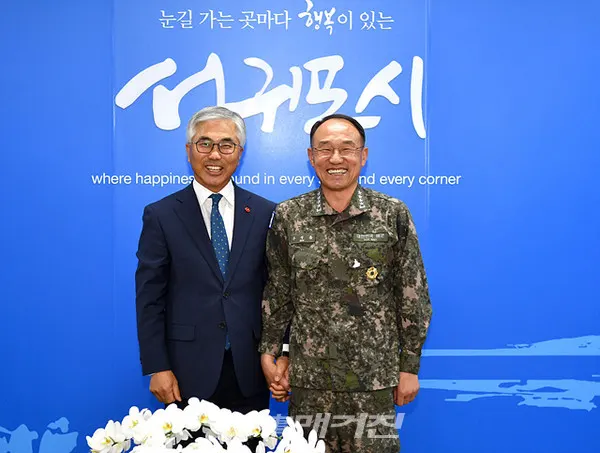 부석종 해군참모총장이 5월 20일 취임 후 처음으로 제주를 방문했다. 부 총장이 양윤경 서귀포시장과 기념촬영을 하고 있다.(사진_해군)