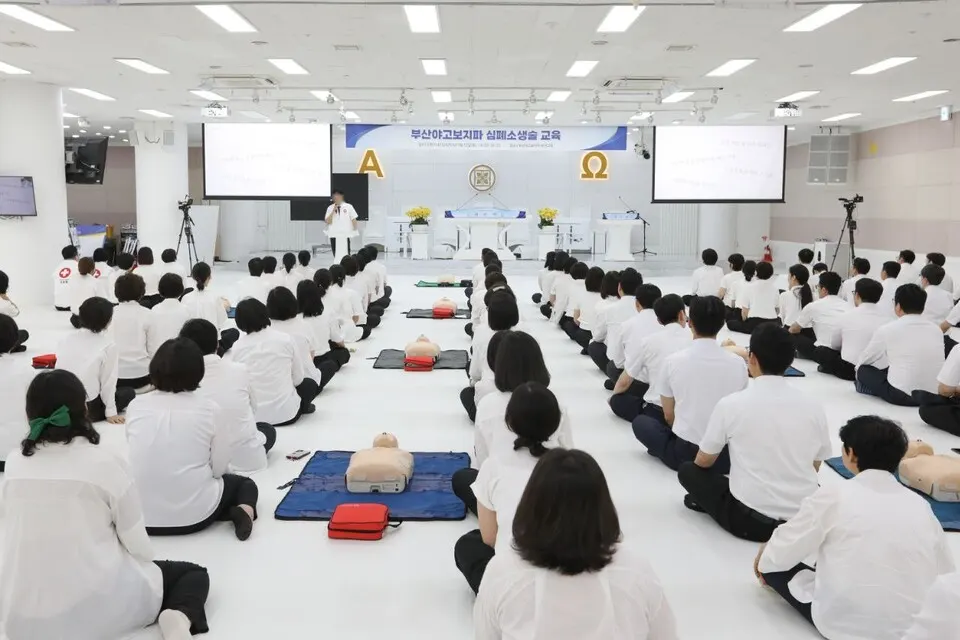 지난 12일 신천지 부산교회에서 심폐소생술 교육을 진행한 가운데 교육생들이 실습을 하고 있다.(사진_신천지 부산교회)