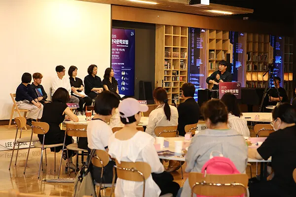 박혜진 평론가, 김현 시인, 안태운 시인, 전하영 소설가, 정영수 소설가, 최지인 편집자가 ‘교류와 소통의 열린 문학관을 위하여’라는 주제로 종합 토론을 하고 있다. (사진_시사매거진 김형석 기자)