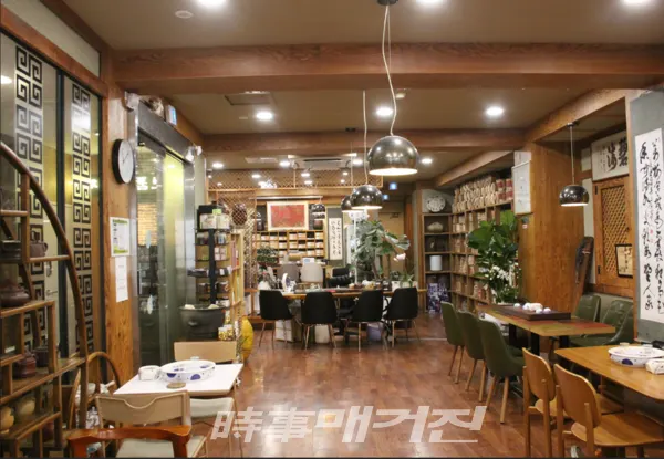 인사동 성차사진품보이차는 차를 마실 수 있는 따뜻한 공간이 마련되어 있다.