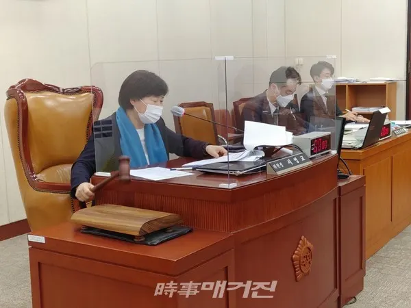 3월 15일 대표발의한 ‘공직자윤리법 개정안’이 행안위에서 의결되고 지난 3월 24일 국회 본회의를 통과했다. 앞으로 부동산 관련 업무나 정보를 취급하는 한국토지주택공사 전 직원은 의무적으로 재산등록을 해야 하고, 법률안이 시행되면 ‘공직자 부동산 투기 예방책’ 가운데 가장 효과적인 근절 대책이 될 것으로 예상된다. 사진은 공직자윤리법 처리하고 있는 서영교 의원.