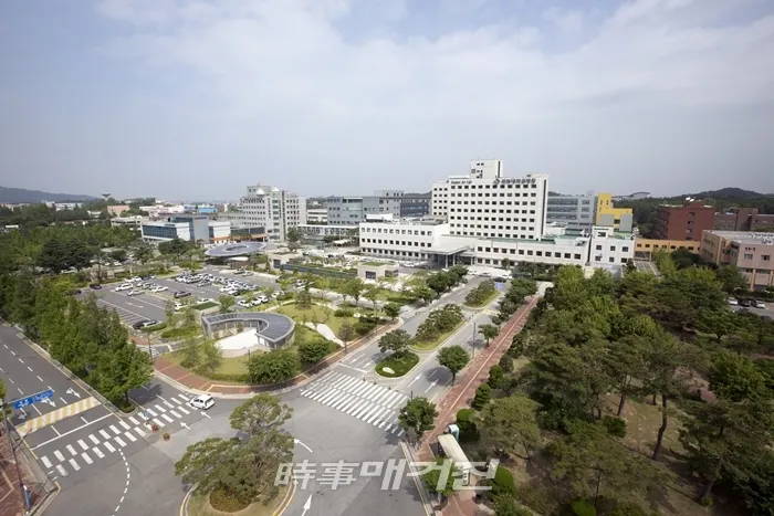 110년 역사 호남지역 최고 거점병원인 전북대학교병원은 병원의 의료의 질 향상과 환자가 중심이 되고 인간을 존중하는 병원, 인권을 최우선으로 하는 병원으로 자리매김하고 있다.