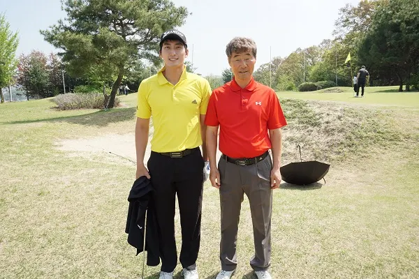 박연태 프로가 제자와 함께 포즈를 취하고 있다(광주 스카이골프연습장 PAR3)