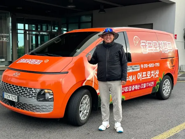 제주의 대표 과일인 감귤처럼 또렷한 색을 가진 공. 신 대표는 아이아윙스의 주황색 골프공을 선택했다. 제주라는 배경 위에서, 감귤색 공 하나는 곧 자신의 샷과 위치를 확인하는 가장 확실한 표식이 되었다.(사진_우즈골프투어)