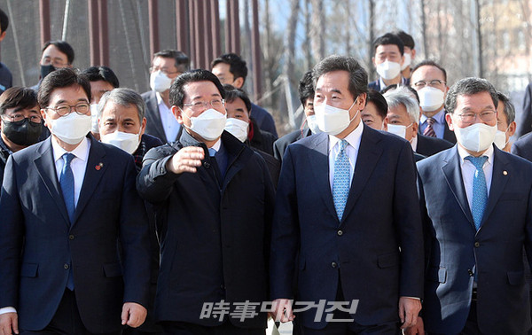 전라남도는 "10일 나주 빛가람혁신도시를 방문한 이낙연 더불어민주당 대표와 함께 한전공대 부지를 시찰하고 면담을 통해 핵심법안과 지역현안에 대한 지원을 요청했다"고 밝혔다.(사진_전남도청)