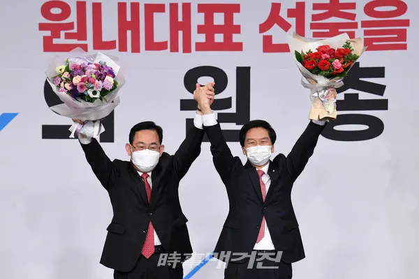국민의힘 원내대표로 선출된 김기현(오른쪽) 의원이 지난달 30일 오전 서울 여의도 국회도서관 대강당에서 열린 국민의힘 원내대표 선출 의원총회에서 당선을 확정짓고 주호영 전 원내대표와 기념촬영을 하고 있다.(사진_공동취재사진)