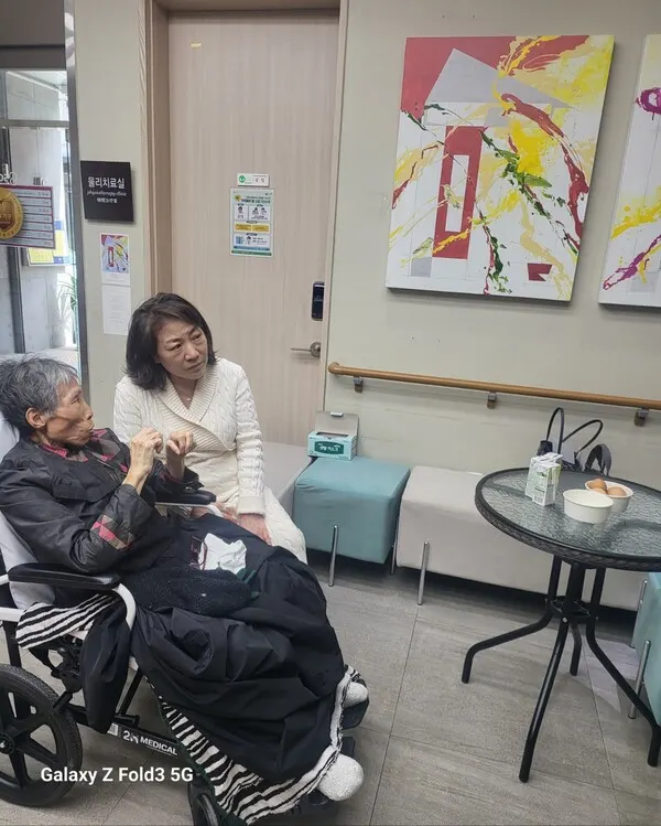 소우주한방병원 유경희 사무국장과 전선옥 작가가 작품을 보며 함께 이야기를 나누고 있다.(사진_유경희 사무국장 제공)