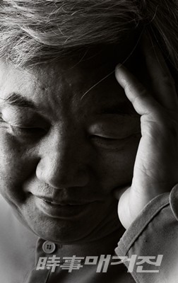 필자 차홍규 ‧ 서울과기대 학사, 홍대 미술학석사, 동신대 공학박사 ‧ 기능올림픽 심사위원, 서울국제평회미술제 심사위원장 ‧ 88올림픽 기념 공모 작품전 서울시장상 및, 장관상 등 다수 ‧ 개인전 58회 및 미주, 유럽 등 단체전 300여회 ‧ 한중수교 20주년 기념작가 (한국, 중국 유일 작가) ‧ 중국 북경 칭화대학 미술대 교수 정년퇴임 ‧ 현)한국 조형예술원 석좌교수, 한중미술협회 명예회장