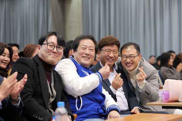 오상택 울산시당 전략기획단장, 유동철 더민주전국혁신회의 상임대표, 이선호 대통령실 자치발전비서관, 김상욱 의원이 기념 촬영을 하고 있다.(사진_김상욱 의원실)