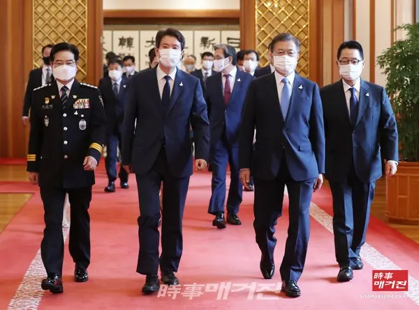 문재인 대통령이 29일 청와대 본관에서 열린 신임 통일부장관, 국가정보원장, 경찰청장 임명장 수여식을 마친 후 환담장으로 이동하고 있다. 왼쪽부터 김창룡 경찰청장, 이인영 통일부 장관, 문 대통령, 박지원 국정원장.(사진_뉴시스)