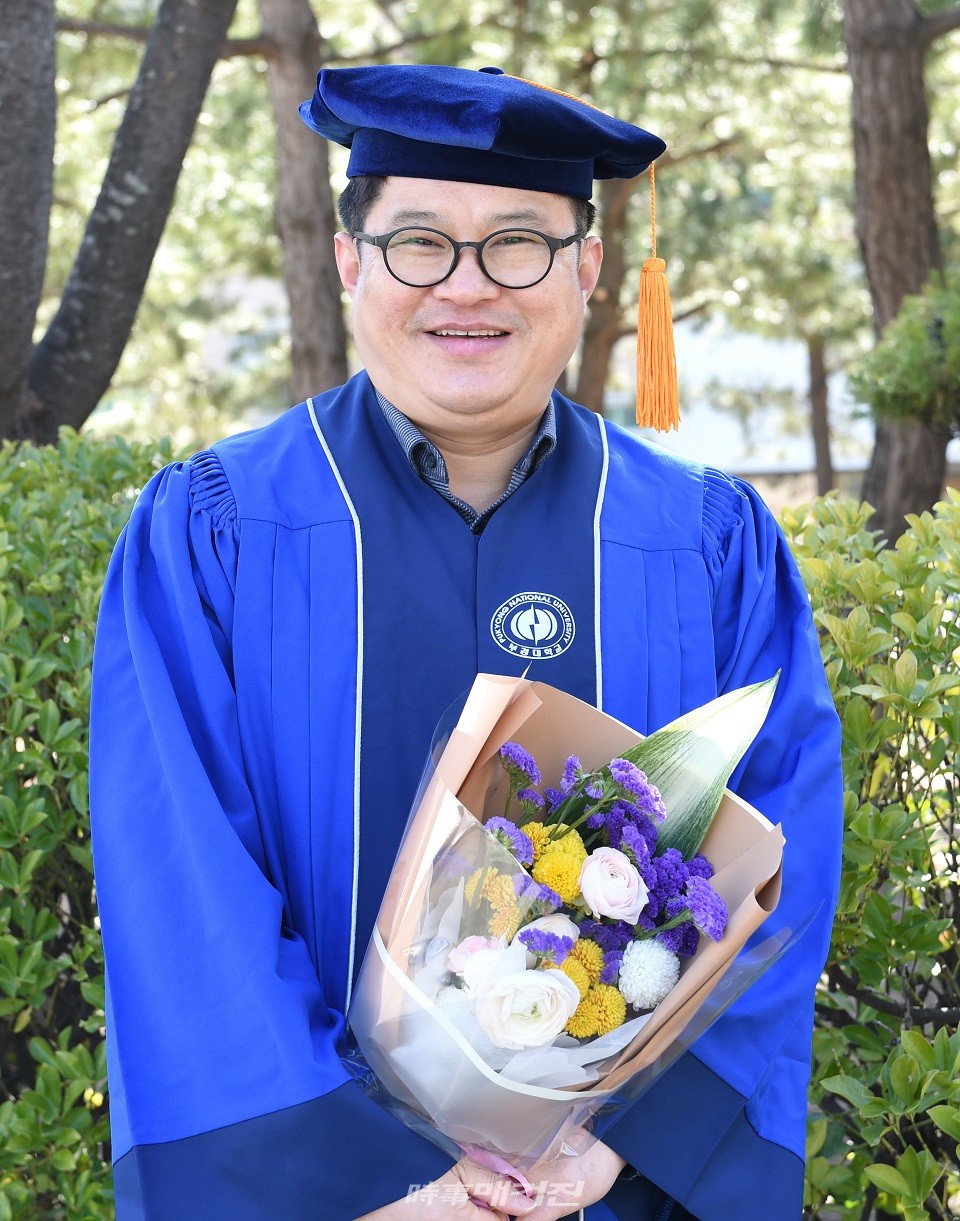 지난 19일 부경대 '늦깍이 대학생' 졸업성적 1위, 47세로 불태운 만학도 박진우 씨.(사진_부경대학교)