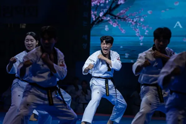‘2024 문경 세계태권도한마당’ 개회식에서 시범공연을 펼치고 있는 모습(사진 국기원)