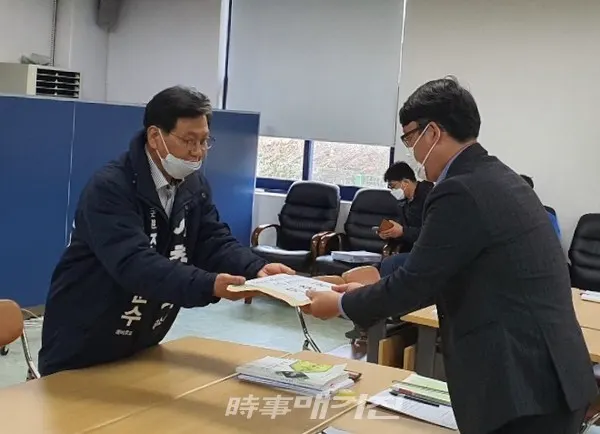 이충국 후보, 선관위 진안군수 후보 등록(사진_선거사무소)