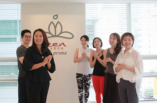 젠요가 구상옥 회장(왼쪽 첫번째)이 강남센터에서 스탶들과 포즈를 취하고 있다.