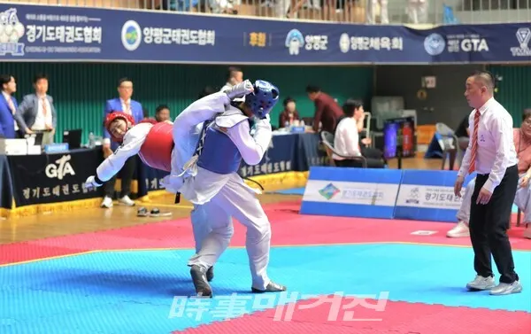 남자고등부 미들급 결승경기 모습 청. 풍생고등학교 지은배 선수 홍. 일동고등학교 서준호선수(사진_이재욱 기자)