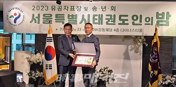 서태협 이자형 회장(왼쪽)이 륜태권도장 현철 관장에게 상장을 수여하고있다.(사진_이재욱기자)