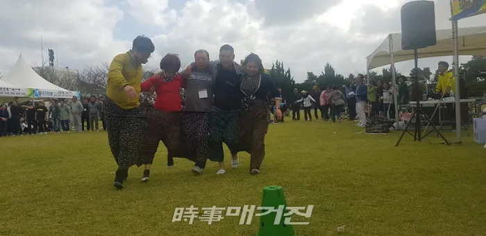 32회 동문들이 2인3각계주(몸빼 바지 입고 달리기) 하는 모습.. 뭔가 좀 불안 한것 같은 느낌이다.(사진_고기봉 기자)