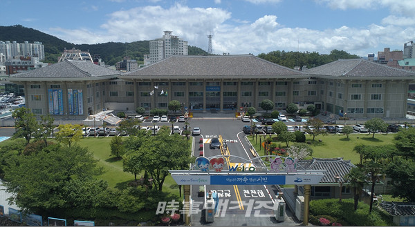여수시가 지역경제를 살리고 생활 불편을 줄이기 위한 정부의 ‘지방 규제 혁신’ 추진에 발맞춰 ‘찾아가는 지방규제 신고센터’를 운영한다.