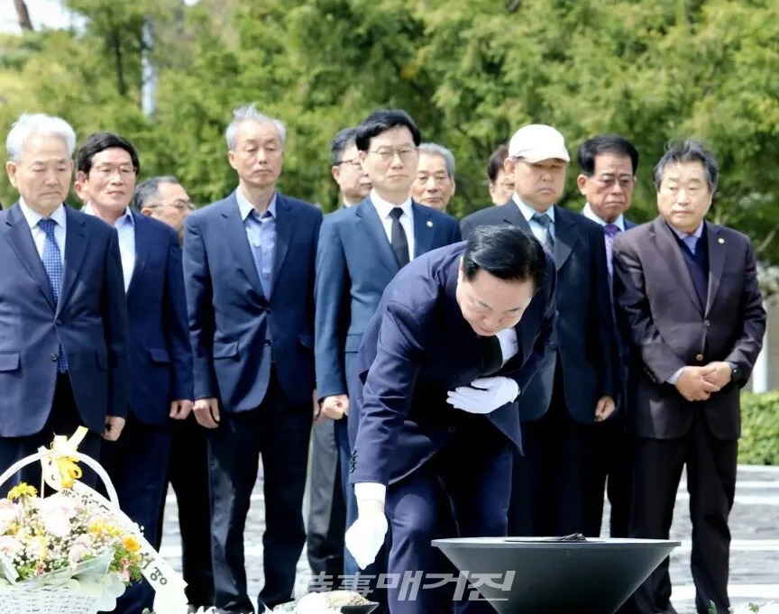 노무현 대통령 묘역 참배 모습.(사진_부울경 선대위)