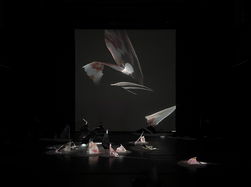 김용원 작가_The reflection of landscape lost ; A supplement story, 가변크기, 혼합매체(버려진 자개, 백규사 등), 오디오 비주얼 프로젝션, 2023 (사진제공_윤여선)