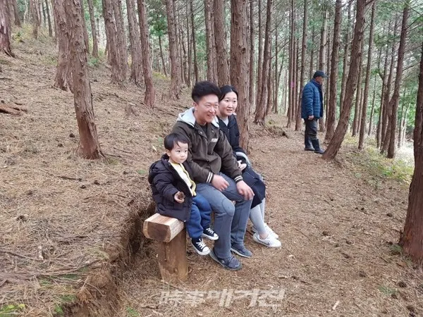 탐방로 주변 편백나무로 제작된 쉬어가는 공간도 잘 조성되어 있다 (사진-시사매거진 제주본부 김광수 기자)