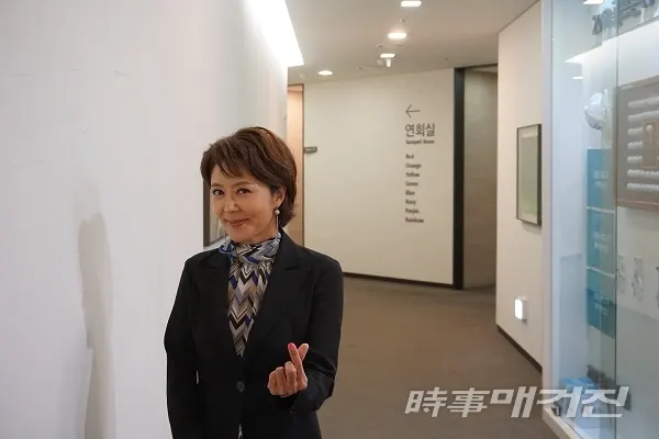 탤런트 겸 가수 최완정