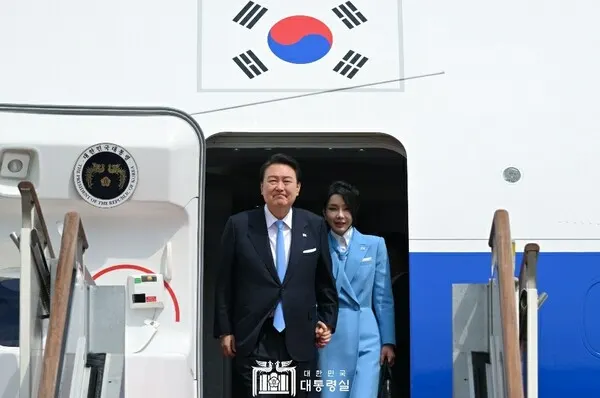 미국 국빈 방문 일정을 마친 윤석열 대통령과 김건희 여사가 30일 성남 서울공항에서 공군 1호기에서 내리며 환영객들에게 인사하고 있다.(사진_대통령실)