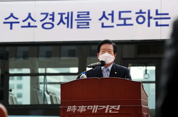 박병석 국회의장 12일 국회 본관 앞에서 열린 '국회 수소전기버스 시승식'에 참석해 발언하고 있다.(사진_국회)