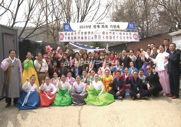 이날 행사를 주최한 한국무속협동조합 중앙회 김준옥회장은 "전통 민속 토착신앙인기원제를 통해 대한민국과 국민 모두가 화합과 희망의 2020년이 되시기를 바란다"는 의미를 피력했다.