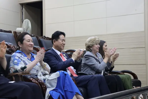 국기원을 방문한 미 텍사스주 방한단이 시범단의 박진감 넘치는 시범공연에 환호와 박수갈채를 보냈다. 왼쪽부터 시실리아 애벗 여사, 이동섭 국기원장, 제인 넬슨 국무장관.(사진_국기원)