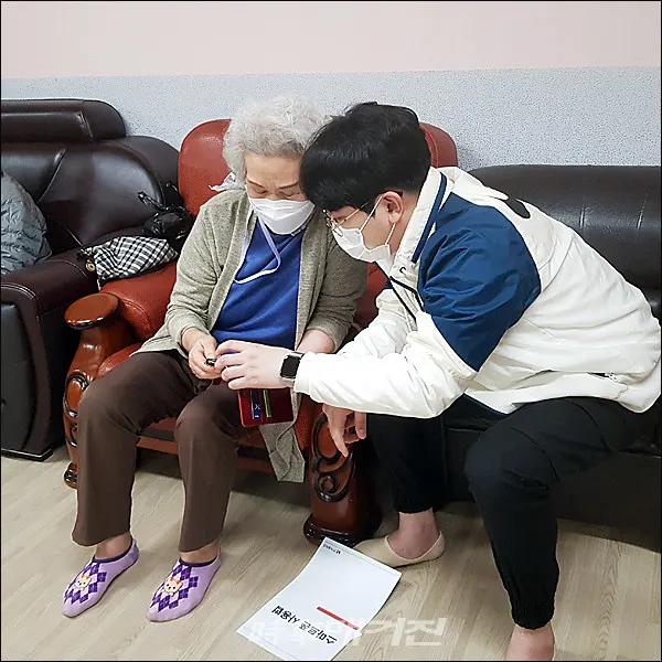 광주 서구, 경로당 ‘스마트폰 교육’ 추진!(사진_광주 서구제공)