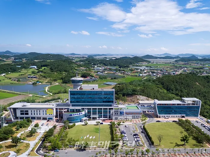 신안군은 4만 여명 인구 중 노인 인구가 1만2000여명으로 전체 인구의 약 34%를 차지하는 초고령화 사회 진입에 발맞춰 민선7기 출범과 더불어 맞춤형 복지 강화와 건강하고 활기찬 노후를 위한 복지정책을 추진하고 있다. 올해 노인복지사업 예산이 588억 2873만원으로 전체예산 7564억 4471만원 중 7.8%를 차지하는 등 어르신들을 위한 복지서비스 제공에 노력하고 있다. 사진은 신안군청 전경이다.(사진_신안군청)