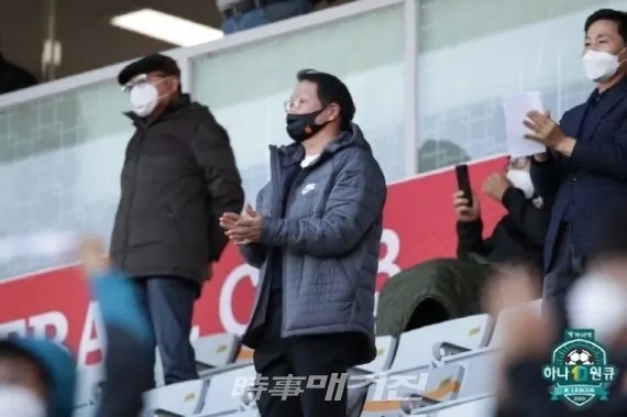 24일 제주월드컵경기장에서 제주유나이티드 선수들을 응원하고 있는 SK그룹 최태원 회장(사진_제주유나이티드)