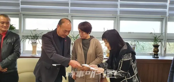 박은교 대표와 김문석 팀장이 소외계층 청소년들에게 장학금을 전달하고 있다 (시사매거진 제주본부 김연화 기자)