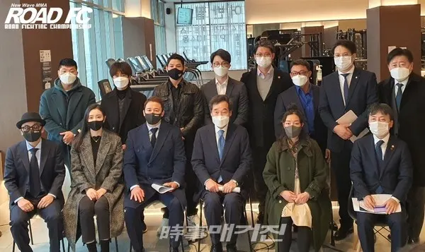 이번 간담회에는 더불어민주당 이낙연 대표를 비롯해 김정배 문화체육관광부 2차관, 전용기 국회의원 등이 참여했다. ROAD FC 정문홍 회장, 박상민 부대표, 권아솔도 참석했다.[사진_ROAD FC]