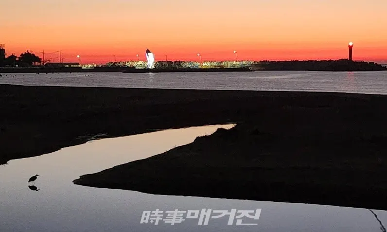 아침 노을 붉게 타오르는 고래불의 보닷가.(사진_조용우)