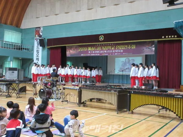 ‘2019 예술드림거점학교 연합연주회’에 참가한 ‘반월하모니합창단’(사진_안산교육지원청)