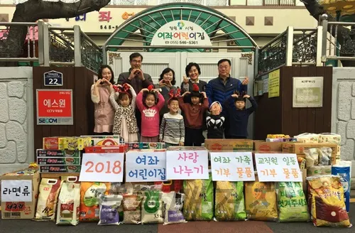 창원시립 여좌어린이집 원생들, 여좌동에 사랑나누기 물품(라면, 쌀 등) 기탁 (사진제공:창원시청)