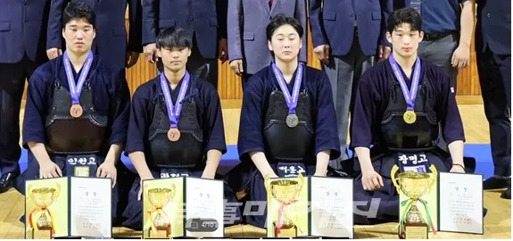남고부 개인전 입상자들(우로부터 김상윤, 임준성, 이성종, 김재희 선수